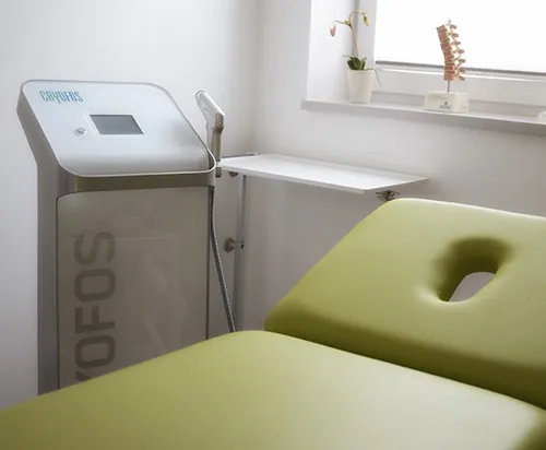 Behandlungsraum mit Kryotherapiegerät Cryofos neben einer grünen Behandlungsliege