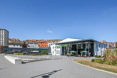 Das medicenter Pirmasens mit dem gepflasterten Vorplatz an der Messe