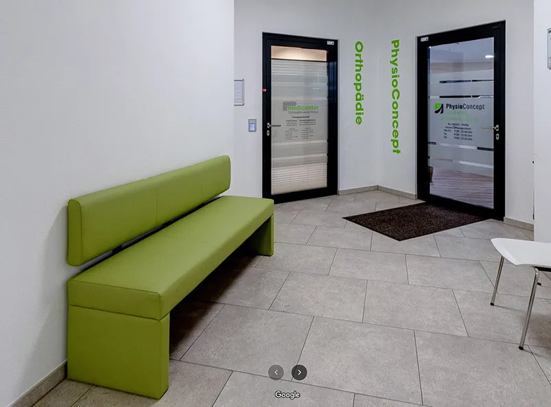Flur im medicenter mit grüner Sitzbank vor den Eingangstüren der Orthopädie und von PhysioConcept